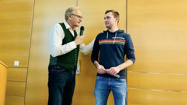 Alois Diwold dankt dem Vertreter der Landjugend | Foto: Manfred Hinterdorfer, Leadermanagement