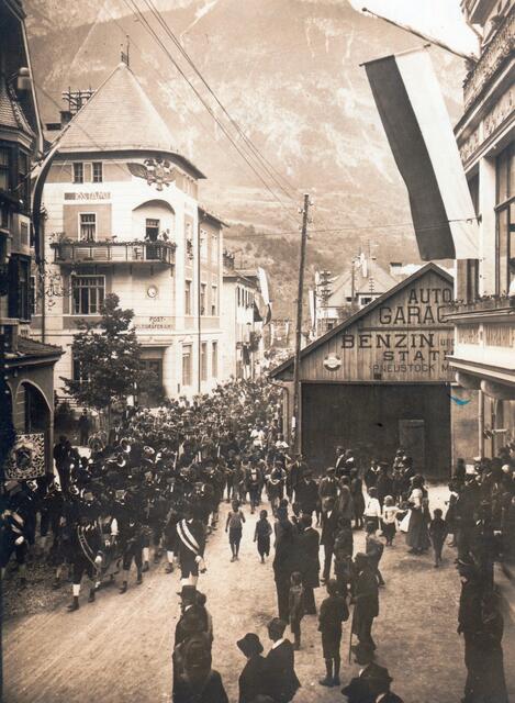 Stadterhebungsfeier im Jahr 1923: Der Festzug beim Postamt und Hotel Post, rechts das Apothekerhaus. | Foto: Stadtarchiv Landeck