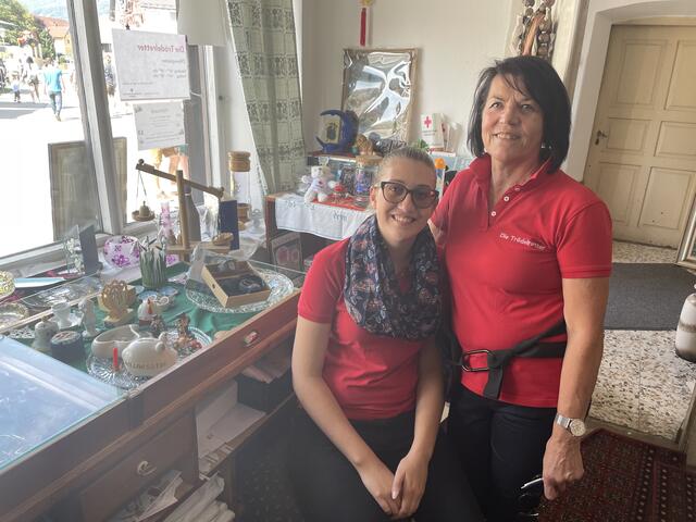 Zu Besuch bei den Trödelrettern des Roten Kreuzes: Janine und Vroni (re.). Sie und die weiteren Ehrenamtlichen in der Stille-Nacht-Gemeinde sind sich sicher: Unter ihren Trödel-Schätzen findet sich bestimmt auch das eine oder andere für Weihnachten geeignete Geschenk. | Foto: Peter J. Wieland