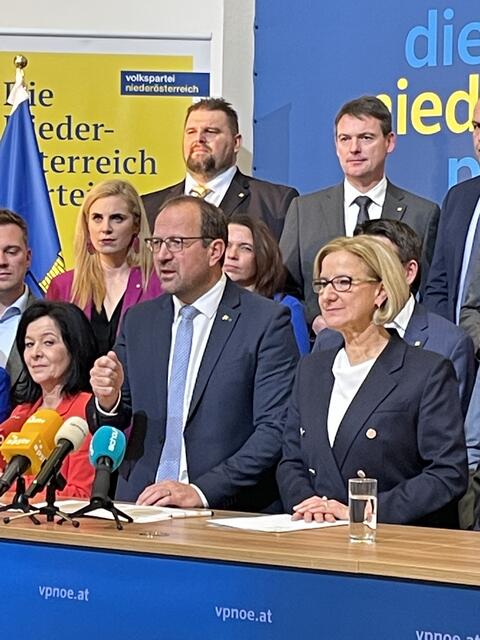 Die ÖVP Niederösterreich stellt die letzten Weichen für die Landtagswahl. Landeshauptfrau und ÖVP NÖ Chefin Johanna Mikl-Leitner und Landesgeschäftsführer Bernhard Ebner präsentieren beim Landesparteivorstand die Kandidatenliste. 43 Prozent der Kandidatinnen und Kandidaten sind diesmal Frauen. 