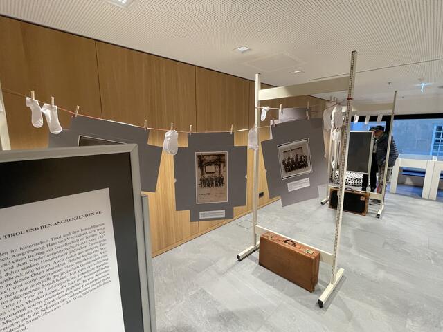Starke Symbolik in der Ausstellung, u. a. durch die Koffer als Zeichen der Vertreibung. | Foto: BezirksBlätter