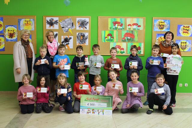 Vizebürgermeisterin Maria Kögl, Klassenlehrerin Melanie Scherr und Direktorin Gabriele Schachinger mit den Kinder aus der 2.b-Klasse der VS Groß St. Florian. | Foto: Löschnig