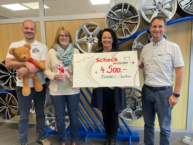 Heinz Strobl (Borbet Austria Arbeiterbetriebsrat), Gabriele Knauseder (Landtagsabgeordnete), Michaela Altendorfer (Obfrau Herzkinder Österreich) und Christian Sporrer (Borbet Austria Personalleitung) bei der Spendenübergabe. | Foto: Borbet Austria