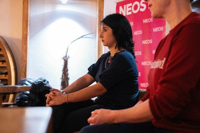 Dalila Windegger (li) Exekutivbeamtin zeigt schockierende Fakten rund ums Thema Gewalt gegen Frauen aus der täglichen Arbei der Exekutive auf | Foto: Pilot Production Videographie