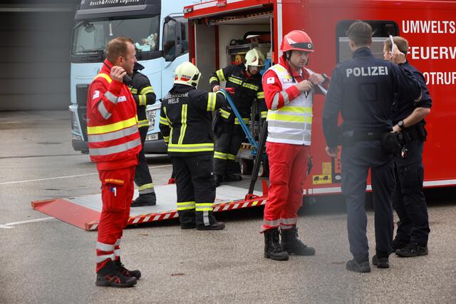 Nach einem Ammoniak-Austritt beim Resch&amp;Frisch Produktionsbetrieb in Wels-Schafwiesen kam es zu einem Großeinsatz der Einsatzkräfte. Die Betriebsstätte musste evakuiert und Verletzte versorgt werden. | Foto: laumat.at