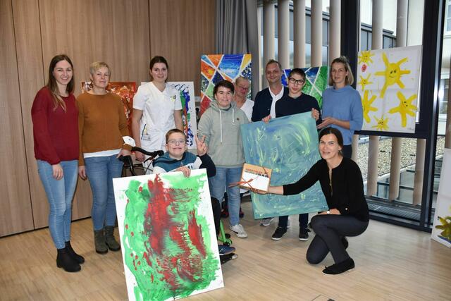 as Landesklinikum Scheibbs bedankt sich bei der Allgemeinen Sonderschule Rogatsboden für die Mitgestaltung der Internen Station 5: Lehrerin Bianca Reisenbichler, Schulassistentin Heidi Langsenlehner, DGKP Kerstin Schweighofer, Simon Tanzer (zwölf Jahre), Angelina Eder (13 Jahre), Bereichsleitung DGKP Regina Mayer, interimistische Stationsleitung DGKP Gerhard Handl, Julian Reisinger (14 Jahre), Lehrerin Sarah Brandstetter und Kaufmännische Direktorin Klaudia Watzinger. Nicht am Foto: Timon Schleifer und Matthias Riemer
 | Foto: Landesklinikum Scheibbs