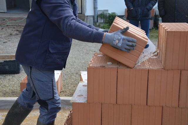 Abbau des innovativen Mauerwerk-Systems der Firma Leitl im Rahmen eines Pilotversuchs. | Foto: Bauhütte LEITL-WERKE