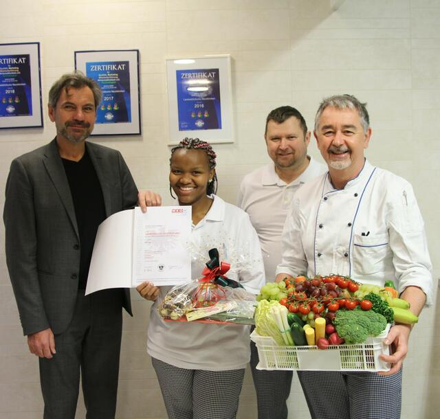 Der kaufmännische Spitalsdirektor Johann Ungersböck, Küchenleiter-Stellvertreter Michael Schneider und Küchenleiter Herbert Bauer gratulieren Ann Wambui Nyakio. | Foto: Landesklinikum Neunkirchen