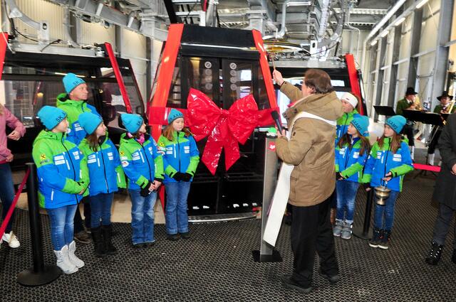Pfarrer Peter Ferner segnete die neue Anlage im Beisein der Ehrengäste sowie der jungen Axamer SkisportlerInnen. | Foto: Hassl