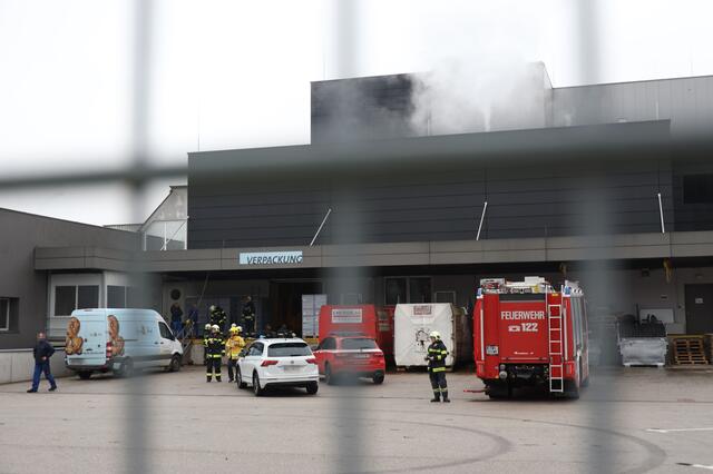 Nach einem Ammoniak-Austritt beim Resch&amp;Frisch Produktionsbetrieb in Wels-Schafwiesen kam es zu einem Großeinsatz der Einsatzkräfte. Die Betriebsstätte musste evakuiert und Verletzte versorgt werden. | Foto: laumat.at