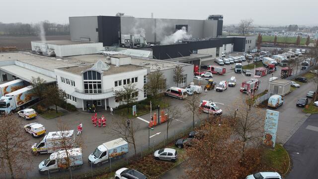 Nach einem Ammoniak-Austritt beim Resch&amp;Frisch Produktionsbetrieb in Wels-Schafwiesen kam es zu einem Großeinsatz der Einsatzkräfte. Die Betriebsstätte musste evakuiert und Verletzte versorgt werden. | Foto: laumat.at