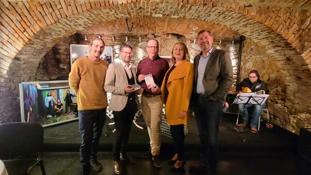 Max Pratter (l.) und Martha Ortner mit Gemeinderat Michael Leitgeb (2.v.l.), Vizebürgermeister Berndt Hamböck und Gemeinderat Thomas Sammer (r.) | Foto: Wave