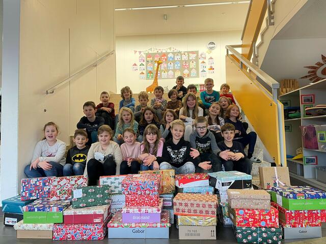42 Packerl haben die Schüler der Volksschule Brunnenthal für die Aktion "Weihnachtsfreude in der Schuhschachtel" geschnürt. | Foto: VS Brunnenthal