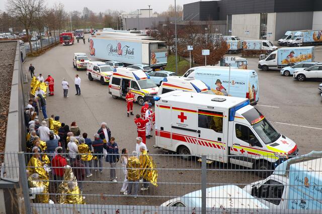 Nach einem Ammoniak-Austritt beim Resch&amp;Frisch Produktionsbetrieb in Wels-Schafwiesen kam es zu einem Großeinsatz der Einsatzkräfte. Die Betriebsstätte musste evakuiert und Verletzte versorgt werden. | Foto: laumat.at