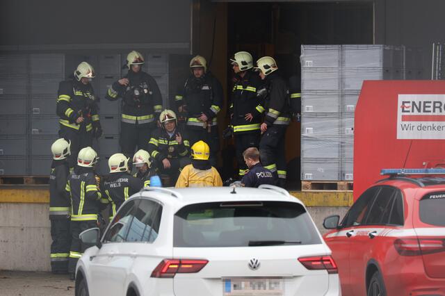 Nach einem Ammoniak-Austritt beim Resch&amp;Frisch Produktionsbetrieb in Wels-Schafwiesen kam es zu einem Großeinsatz der Einsatzkräfte. Die Betriebsstätte musste evakuiert und Verletzte versorgt werden. | Foto: laumat.at