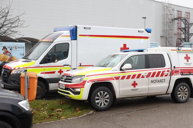 Nach einem Ammoniak-Austritt beim Resch&amp;Frisch Produktionsbetrieb in Wels-Schafwiesen kam es zu einem Großeinsatz der Einsatzkräfte. Die Betriebsstätte musste evakuiert und Verletzte versorgt werden. | Foto: laumat.at