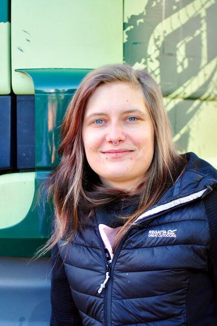 Im Sommer Lkw, im Winter Pistenraupe: Jana Knapp beherrscht schweres Gerät in jeder Sparte. | Foto: Hassl