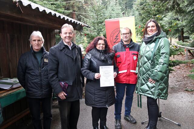 V.l. Wilhelm Bauer, Christbaumbauer aus Sieggraben, Nikolaus Berlakovich, LK-Präsident, Manuela Adacker, Heimleiterin Villa Martini, Sascha Sommer, Obmann Verein „Burgenländischer Qualitätschristbaum“ und Astrid Eisenkopf, LH Stv.in | Foto: KK Burgenland