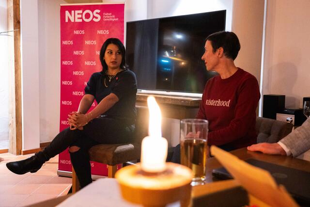 Dalila Windegger (li) Exekutivbeamtin und Henrike Brandstötter NAbg. und Frauensprecherin der NEOS (re) diskutieren zum Thema Gewalt gegen Frauen | Foto: Pilot Production Videographie