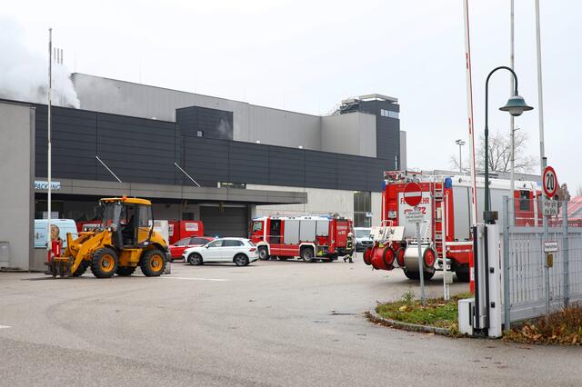 Nach einem Ammoniak-Austritt beim Resch&amp;Frisch Produktionsbetrieb in Wels-Schafwiesen kam es zu einem Großeinsatz der Einsatzkräfte. Die Betriebsstätte musste evakuiert und Verletzte versorgt werden. | Foto: laumat.at