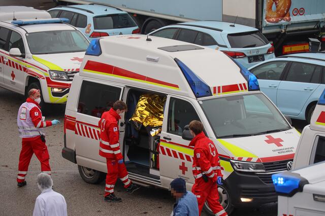 Nach einem Ammoniak-Austritt beim Resch&amp;Frisch Produktionsbetrieb in Wels-Schafwiesen kam es zu einem Großeinsatz der Einsatzkräfte. Die Betriebsstätte musste evakuiert und Verletzte versorgt werden. | Foto: laumat.at