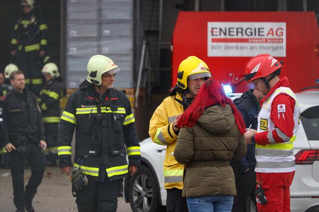 Nach einem Ammoniak-Austritt beim Resch&amp;Frisch Produktionsbetrieb in Wels-Schafwiesen kam es zu einem Großeinsatz der Einsatzkräfte. Die Betriebsstätte musste evakuiert und Verletzte versorgt werden. | Foto: laumat.at