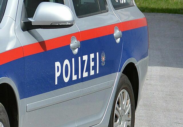 Auf Höhe einer Baustelle fuhr ein Deutscher zwischen einem Bagger und einem Bauzaun in den dortigen Baustellenbereich ein und stürzte in weiterer Folge in eine tiefe Baugrube. | Foto: LPD