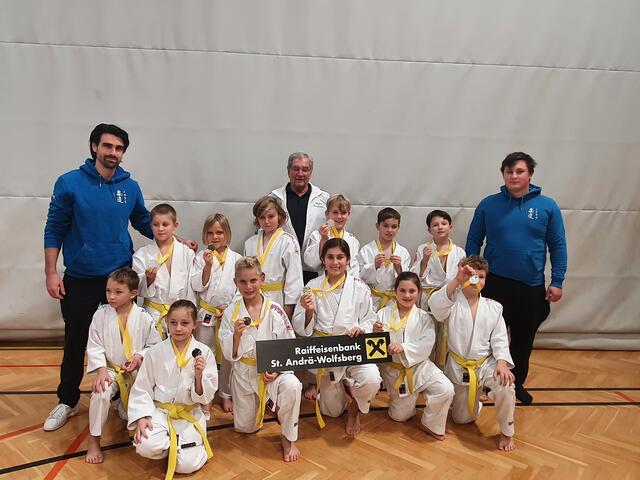 Die erfolgreiche Schülermannschaft des Judoclub Wolfsberg mit Trainern. | Foto: Privat