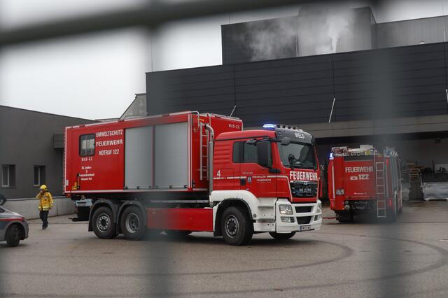 Nach einem Ammoniak-Austritt beim Resch&amp;Frisch Produktionsbetrieb in Wels-Schafwiesen kam es zu einem Großeinsatz der Einsatzkräfte. Die Betriebsstätte musste evakuiert und Verletzte versorgt werden. | Foto: laumat.at