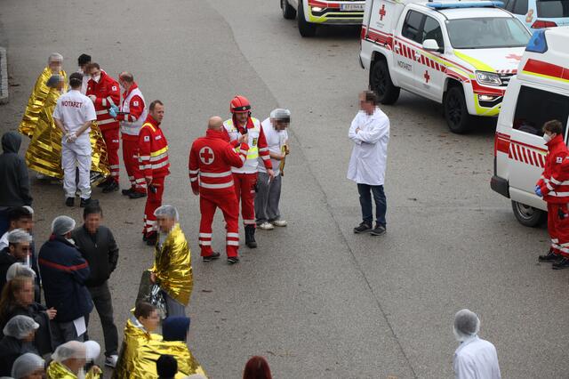 Nach einem Ammoniak-Austritt beim Resch&amp;Frisch Produktionsbetrieb in Wels-Schafwiesen kam es zu einem Großeinsatz der Einsatzkräfte. Die Betriebsstätte musste evakuiert und Verletzte versorgt werden. | Foto: laumat.at