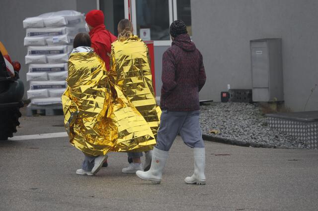 Nach einem Ammoniak-Austritt beim Resch&amp;Frisch Produktionsbetrieb in Wels-Schafwiesen kam es zu einem Großeinsatz der Einsatzkräfte. Die Betriebsstätte musste evakuiert und Verletzte versorgt werden. | Foto: laumat.at