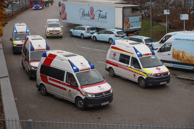 Nach einem Ammoniak-Austritt beim Resch&amp;Frisch Produktionsbetrieb in Wels-Schafwiesen kam es zu einem Großeinsatz der Einsatzkräfte. Die Betriebsstätte musste evakuiert und Verletzte versorgt werden. | Foto: laumat.at