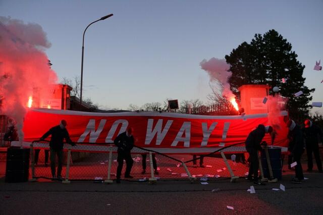 Am Freitag Abend blockierten rund 20 Personen den Eingang vom Flüchtlingslager in Traiskirchen. | Foto: zVg
