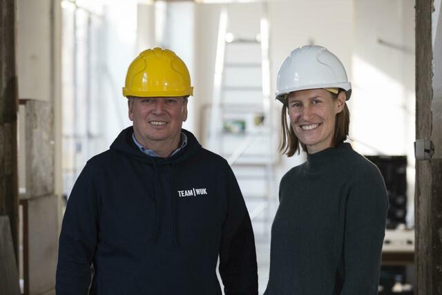 WUK-Geschäftsleiter Vincent Abbrederis und die Sanierungs-Projektleiterin Anna Resch haben immer viel zu tun. | Foto: Susanne Senekowitsch