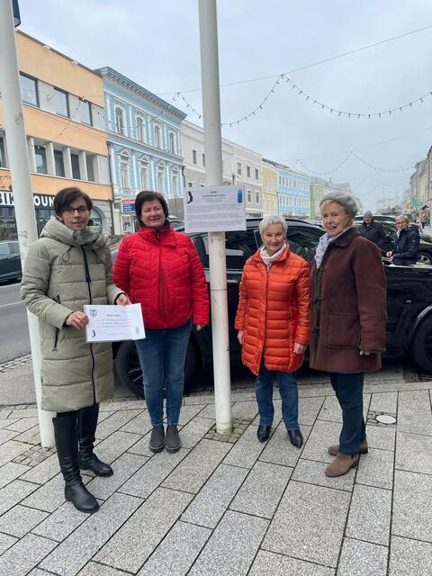 Schwanenstadt hisst die Fahne: Bgm. Doris Staudinger, StR Bettina Penninger-Seidel, Hildegard Rauscher und Roswitha Brunner (v.l.). | Foto: Stadtgemeinde Schwanenstadt
