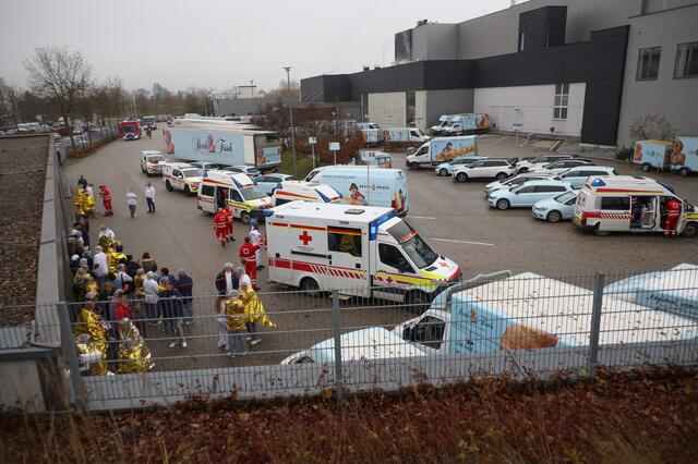 Nach einem Ammoniak-Austritt beim Resch&amp;Frisch Produktionsbetrieb in Wels-Schafwiesen kam es zu einem Großeinsatz der Einsatzkräfte. Die Betriebsstätte musste evakuiert und Verletzte versorgt werden. | Foto: laumat.at