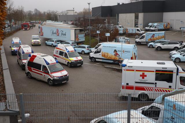 Nach einem Ammoniak-Austritt beim Resch&amp;Frisch Produktionsbetrieb in Wels-Schafwiesen kam es zu einem Großeinsatz der Einsatzkräfte. Die Betriebsstätte musste evakuiert und Verletzte versorgt werden. | Foto: laumat.at