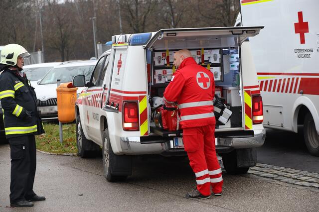Nach einem Ammoniak-Austritt beim Resch&amp;Frisch Produktionsbetrieb in Wels-Schafwiesen kam es zu einem Großeinsatz der Einsatzkräfte. Die Betriebsstätte musste evakuiert und Verletzte versorgt werden. | Foto: laumat.at