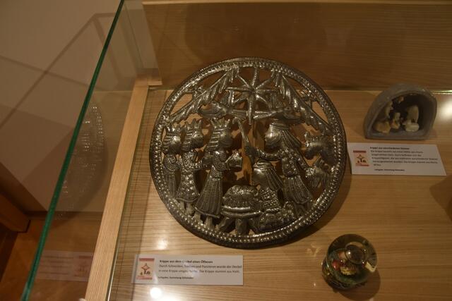 Krippe aus dem Deckel eines Ölfasses