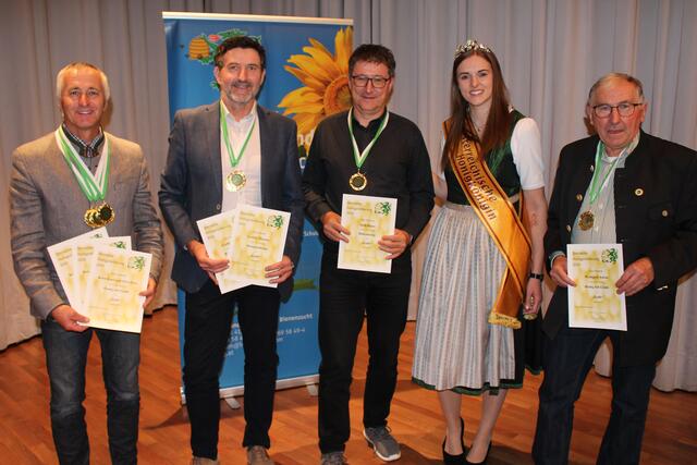 (vl.n.r.: Kurt Kern, Thomas Lorber, Klaus Seidl, Bienenkönig Jasmin und Anton Weingerl) | Foto: Steierm. Landesverband für Bienenzucht