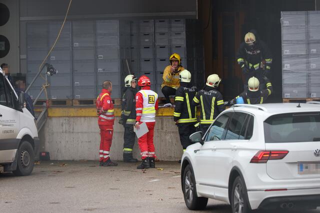 Nach einem Ammoniak-Austritt beim Resch&amp;Frisch Produktionsbetrieb in Wels-Schafwiesen kam es zu einem Großeinsatz der Einsatzkräfte. Die Betriebsstätte musste evakuiert und Verletzte versorgt werden. | Foto: laumat.at