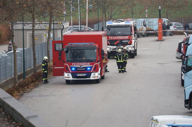 Nach einem Ammoniak-Austritt beim Resch&amp;Frisch Produktionsbetrieb in Wels-Schafwiesen kam es zu einem Großeinsatz der Einsatzkräfte. Die Betriebsstätte musste evakuiert und Verletzte versorgt werden. | Foto: laumat.at