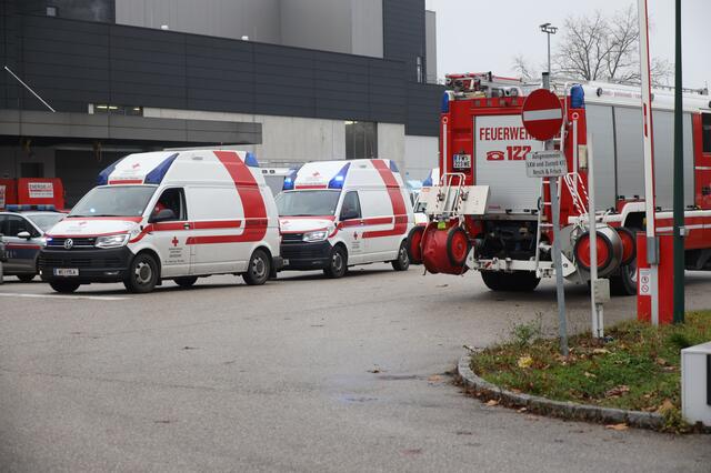 Nach einem Ammoniak-Austritt beim Resch&amp;Frisch Produktionsbetrieb in Wels-Schafwiesen kam es zu einem Großeinsatz der Einsatzkräfte. Die Betriebsstätte musste evakuiert und Verletzte versorgt werden. | Foto: laumat.at