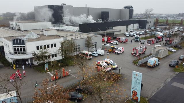 Nach einem Ammoniak-Austritt beim Resch&amp;Frisch Produktionsbetrieb in Wels-Schafwiesen kam es zu einem Großeinsatz der Einsatzkräfte. Die Betriebsstätte musste evakuiert und Verletzte versorgt werden. | Foto: laumat.at