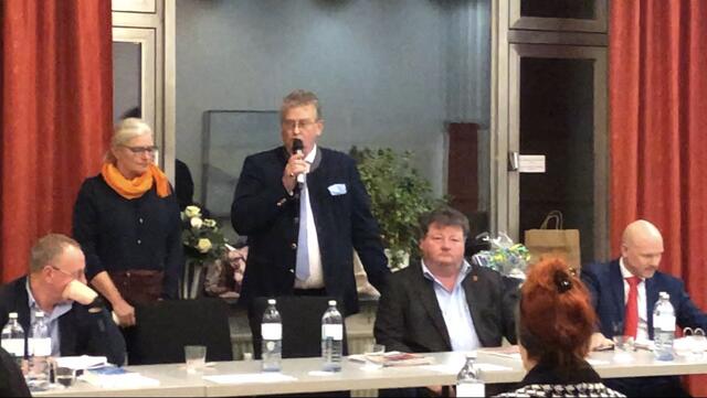 Stadtrat Karl Lielacher verkündet die Hiobsbotschaft: "Grüne, SPÖ, ÖVP und FPÖ werden sich nicht an der Bürgermeister-Neuwahl beteiligen. Sie kann somit heute nicht stattfinden." Im Bild von links: Stadtamtsdirektor René Gneist, Stadträtin Marta Glockner (Grüne), Stadtrat Karl Lielacher (ÖVP), Stadtrat Wolfgang Reiterer (SPÖ) und Vizebürgermeister Thomas Mehlstaub, der jetzt noch eine Weile die Bürgermeistergeschäfte weiterführen muss.