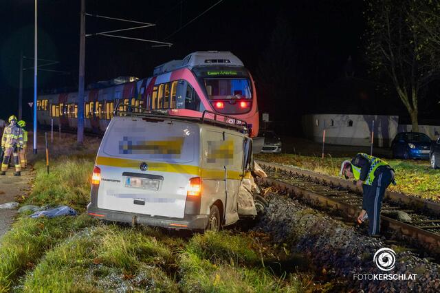Ein Kleinbus krachte am 24. November gegen 18:25 Uhr in Lenzing gegen einen herankommenden Triebwagen. | Foto: TEAM FOTOKERSCHI.AT / FF Lenzing