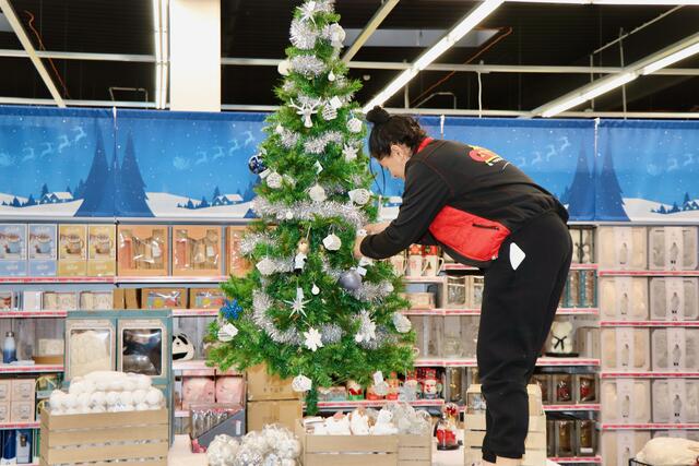 Das GiFi-Fachgeschäft wird zur Eröffnung weihnachtlich geschmückt. | Foto: Alfred Mayer