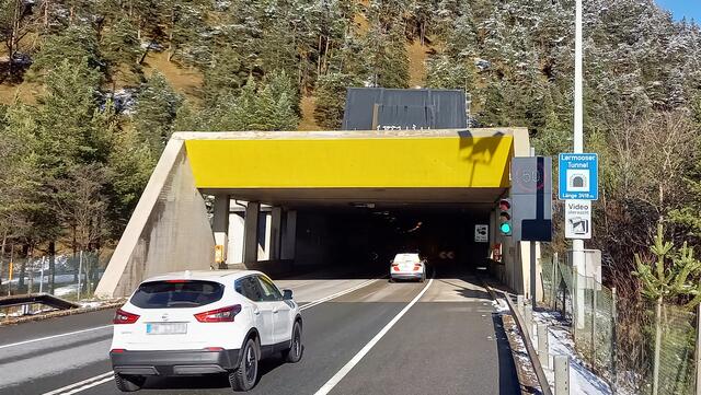 Das Tunnelportal des Lermooser Tunnel mit digitaler Anzeige: Durch die dynamische Geschwindigkeitsbegrenzung gilt entweder Tempolimit 50 oder 80.  | Foto: Land Tirol