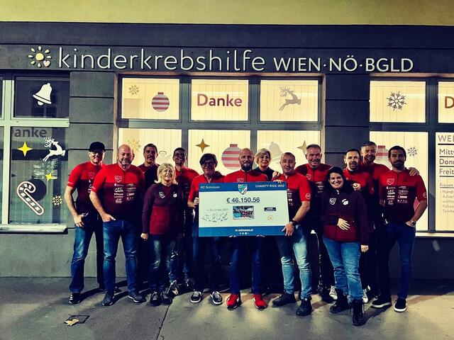 "Die Spendenübergabe an das Büro der Kinder-Krebshilfe WIEN-NÖ-BGLD am 14. November 2022." - Personen v.l.n.r.: Andreas Nabecker, Christian Huber, Wolfgang Marchat, Helga Marchat, Alexander Thier, Christian Navratil, Martin Hammerschmid, Barbara Bezovich (Kinder-Krebshilfe WIEN-NÖ-BGLD), Peter Speiser, Ferdinand Kleemann, Stefanie Zauner, Jürgen Ihrybauer, Johannes Wieder und Eduard Langer  | Foto: Foto: © RC Schnauze