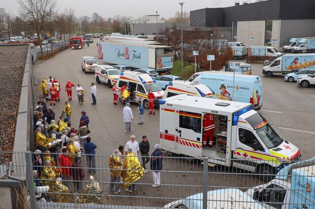 Nach einem Ammoniak-Austritt beim Resch&amp;Frisch Produktionsbetrieb in Wels-Schafwiesen kam es zu einem Großeinsatz der Einsatzkräfte. Die Betriebsstätte musste evakuiert und Verletzte versorgt werden. | Foto: laumat.at